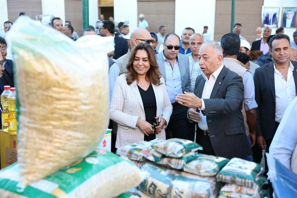 منال عوض وحنان مجدي تدعمان مبادرة خفض أسعار السلع الأساسية بالداخلة