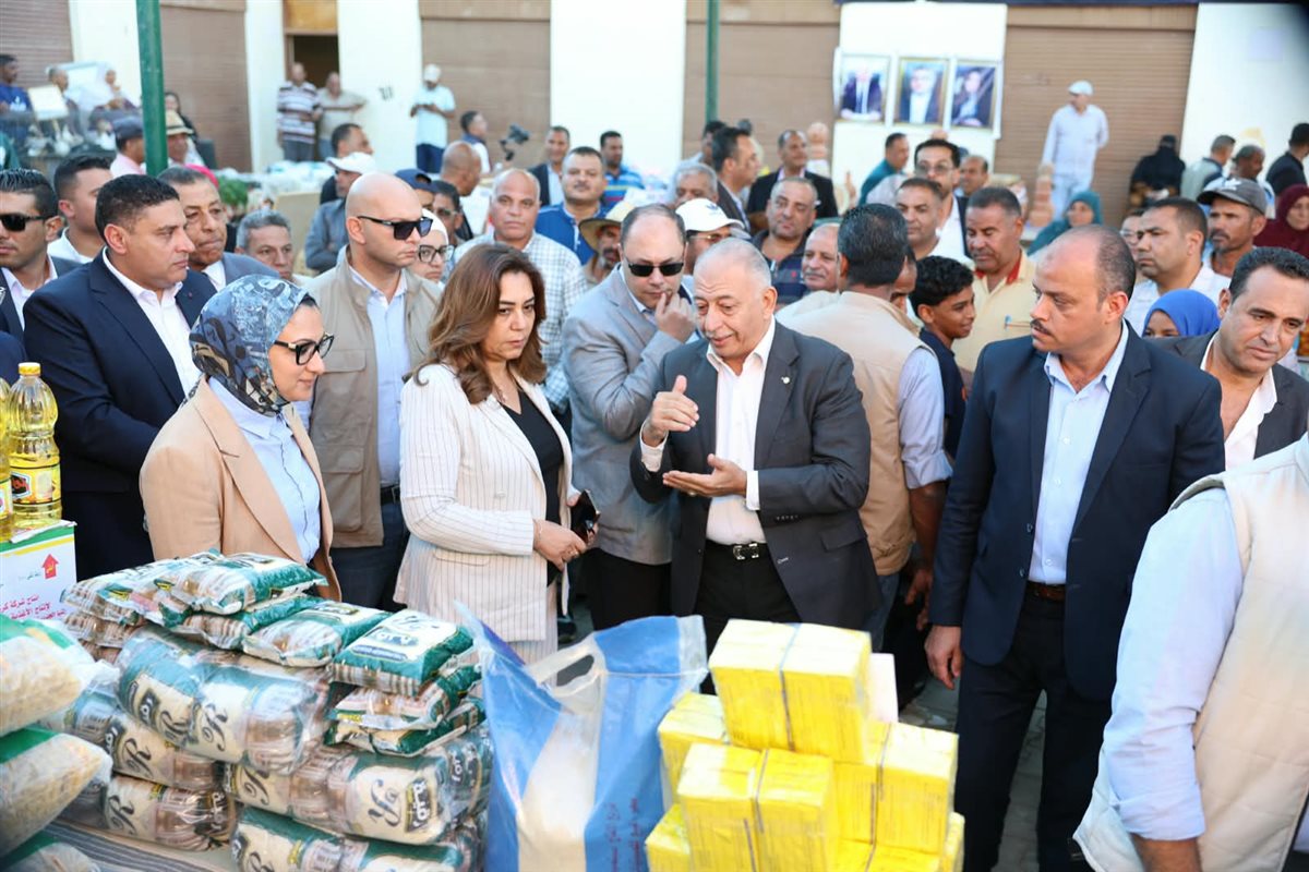 منال عوض وحنان مجدي تدعمان مبادرة خفض أسعار السلع الأساسية بالداخلة