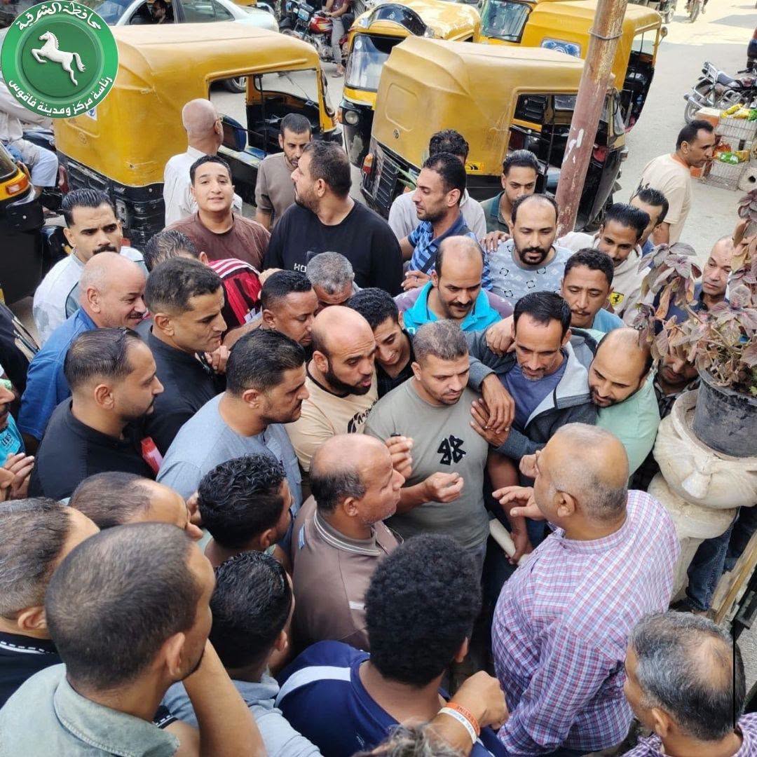 جانب من الاقبال على تسجيل التوكتوك بفاقوس