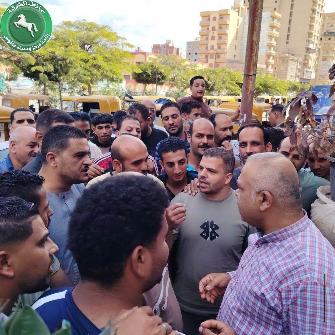 جانب من الاقبال على تسجيل التوكتوك بفاقوس