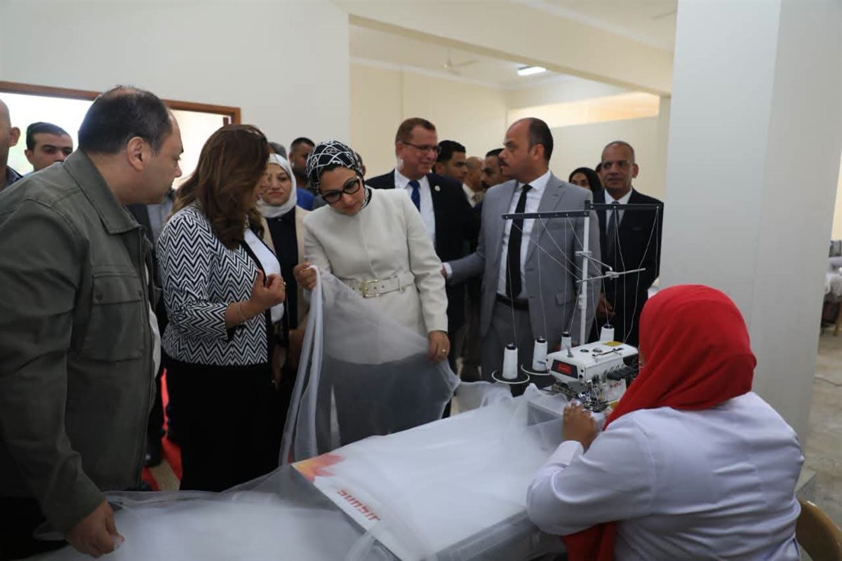  وزيرة التنمية المحلية تفتتح مصنع شكائر الزماط بالخارجة