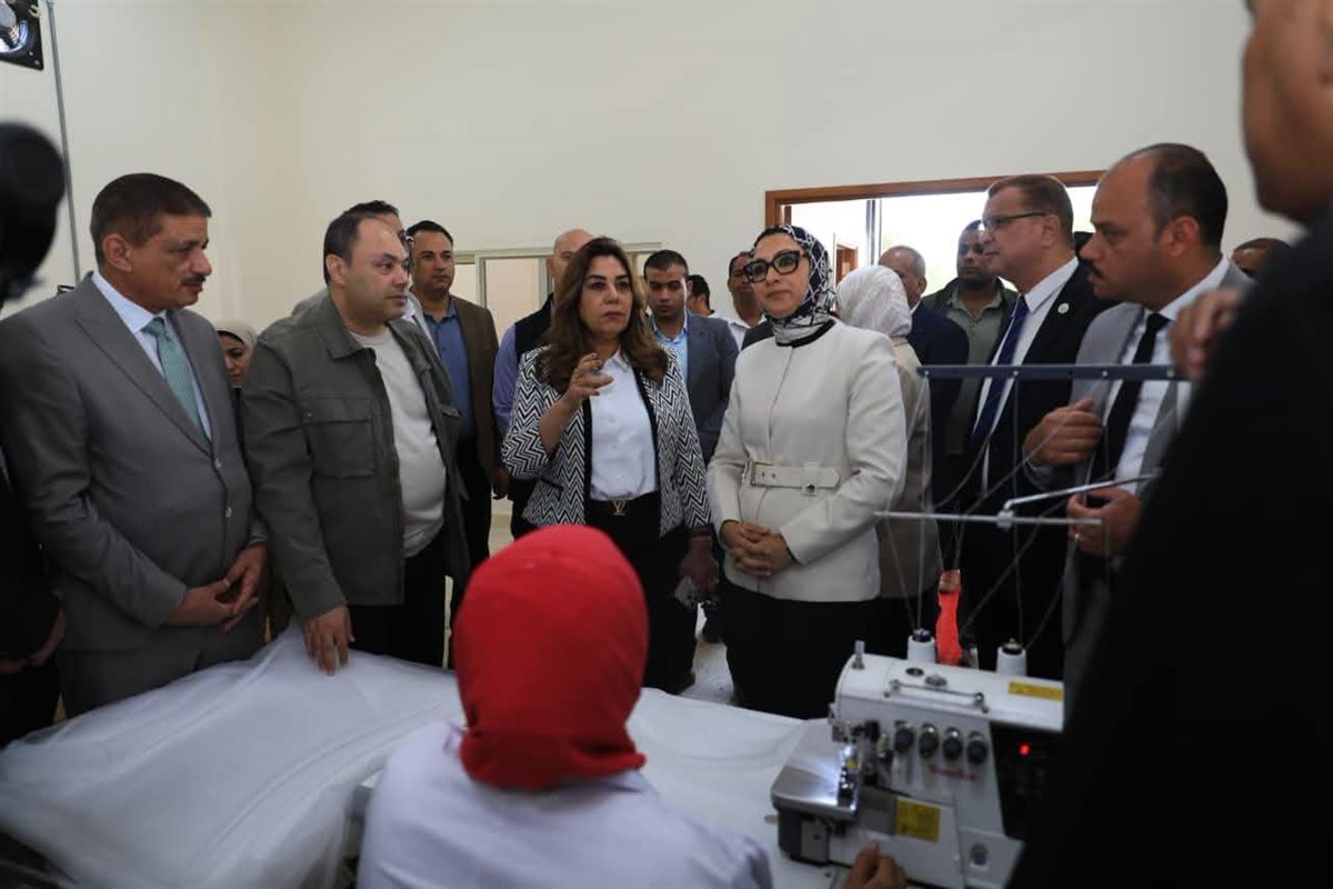  وزيرة التنمية المحلية تفتتح مصنع شكائر الزماط بالخارجة