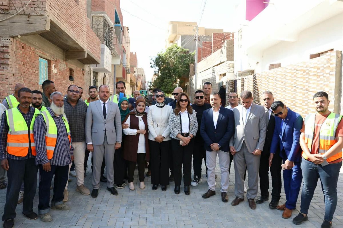 رصف 37 ألف متر مربع بالإنترلوك في الخارجة والداخلة وباريس بالوادي الجديد (فيديو)