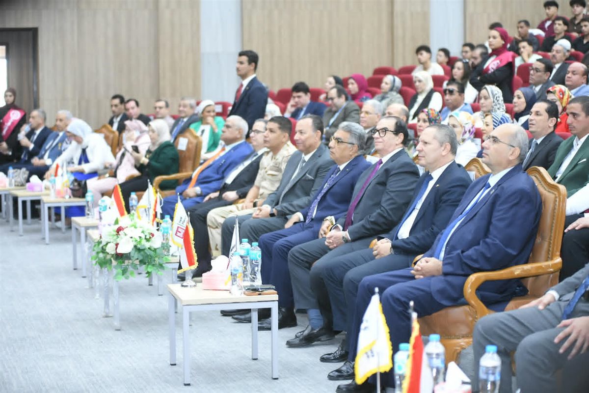 محافظ الدقهلية لطلاب جامعة المنصورة الجديدة: "افتخروا بأنكم مصريون واقرأوا التاريخ جيدا"