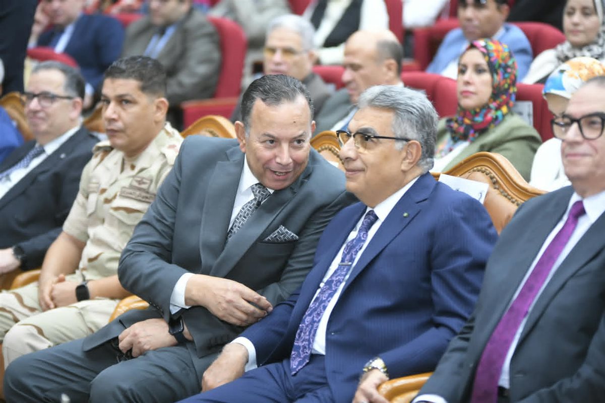 محافظ الدقهلية لطلاب جامعة المنصورة الجديدة: "افتخروا بأنكم مصريون واقرأوا التاريخ جيدا"