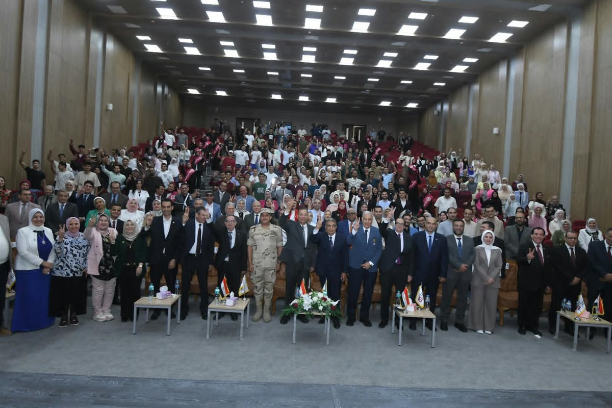 محافظ الدقهلية لطلاب جامعة المنصورة الجديدة: "افتخروا بأنكم مصريون واقرأوا التاريخ جيدا"