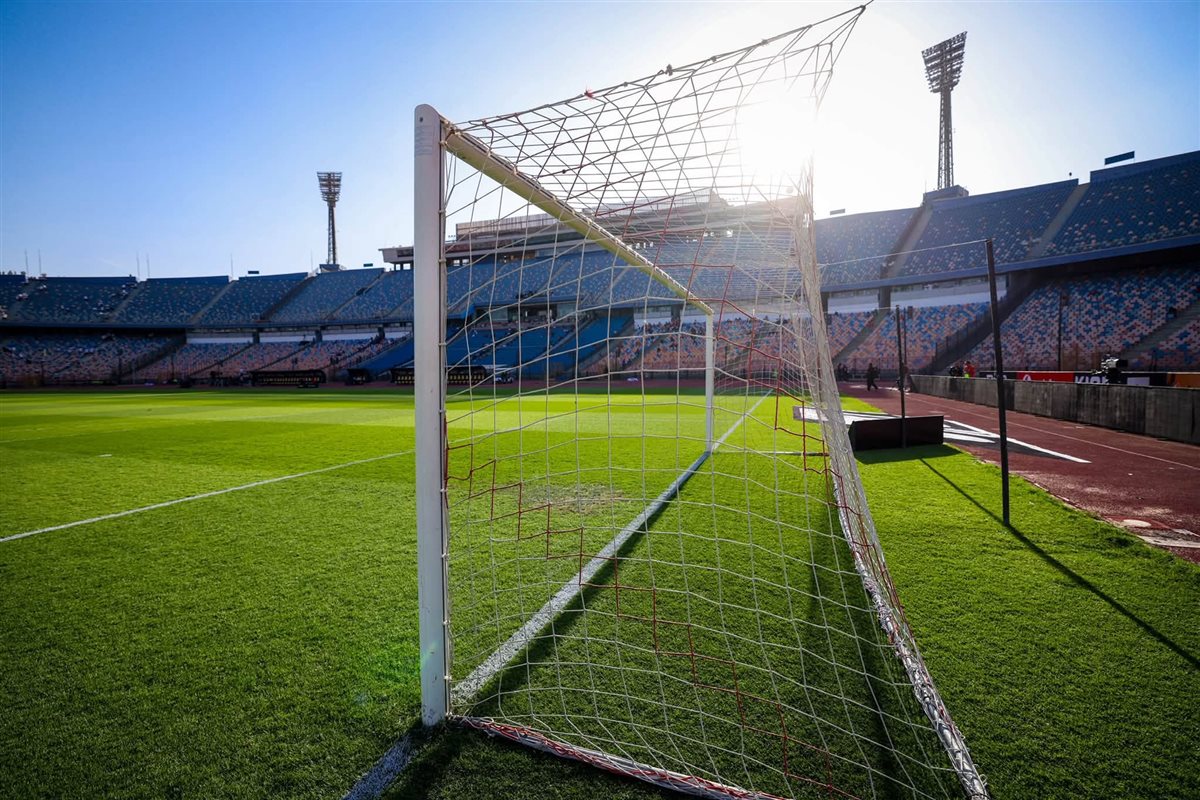 استاد القاهرة يتزين لقمة الأهلي والزمالك وجماهير الأحمر تبدأ التوافد