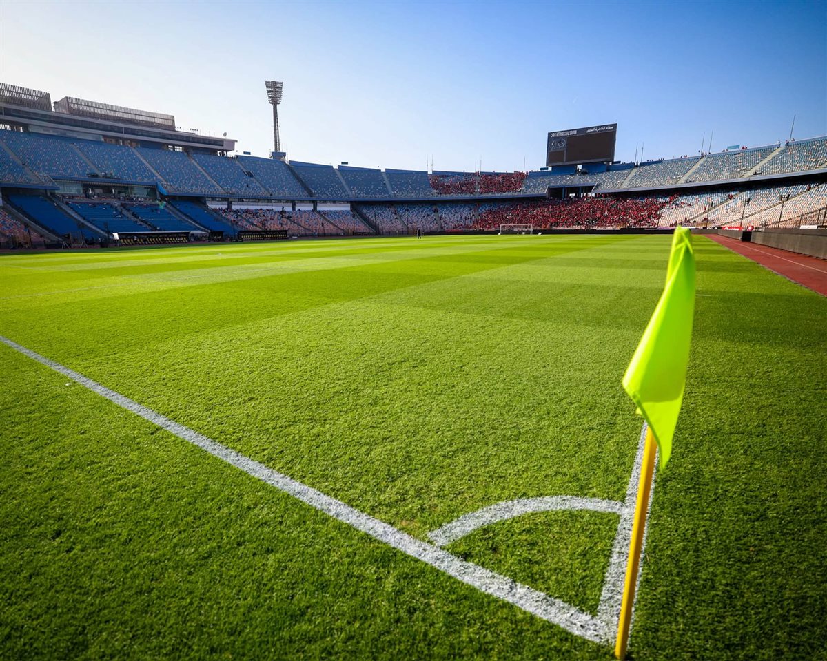 استاد القاهرة يتزين لقمة الأهلي والزمالك وجماهير الأحمر تبدأ التوافد