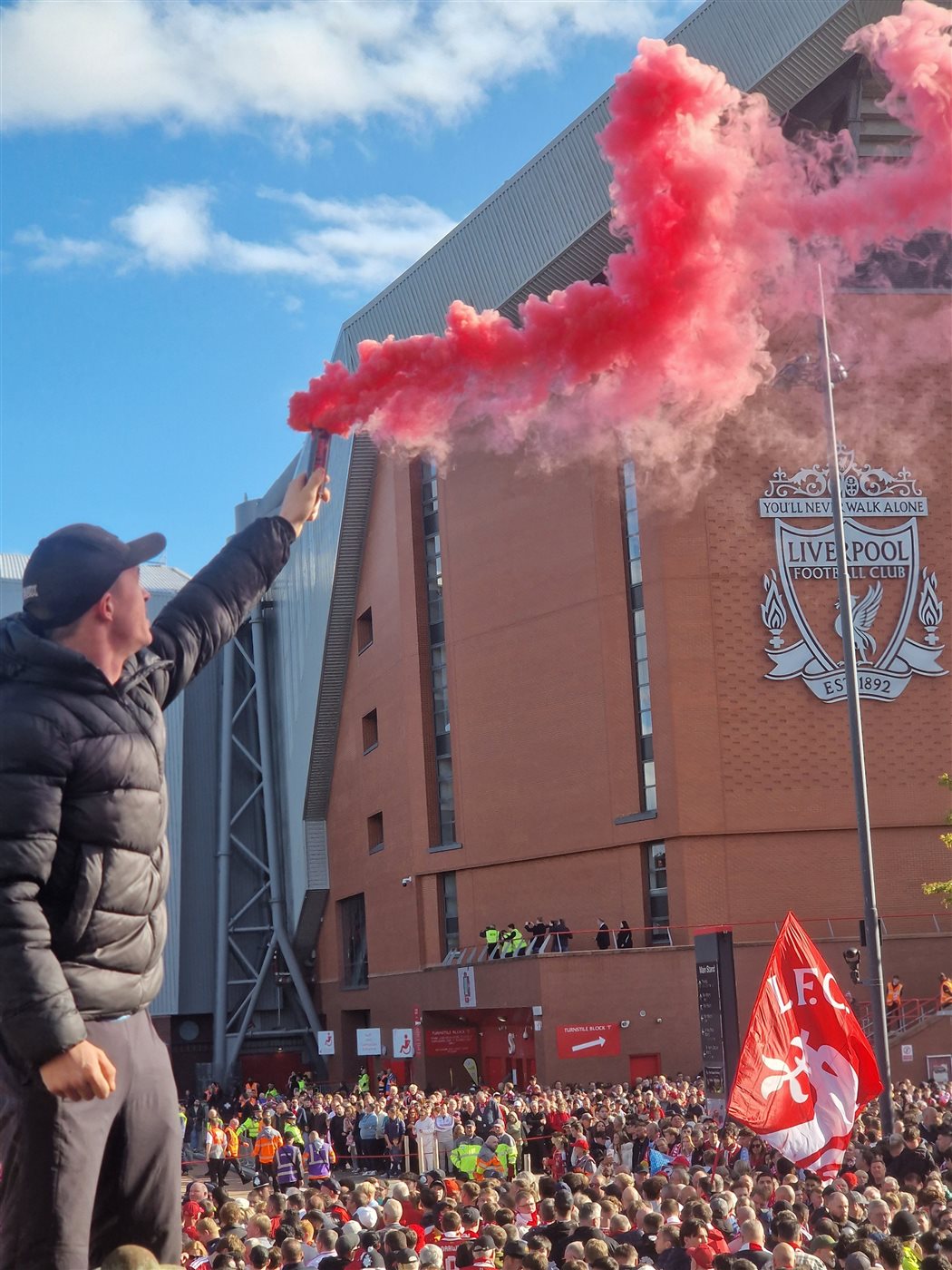 اللصوص الماكرون، جماهير ليفربول تحتشد للهتاف ضد مانشستر سيتي قبل لقاء القمة بالدوري الإنجليزي (فيديو)