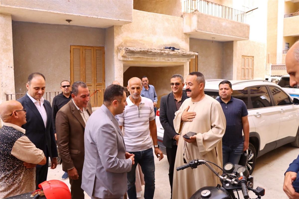 محافظ دمياط يفاجئ قرى كفر البطيخ ويصدر قرارات عاجلة للتيسير على المواطنين