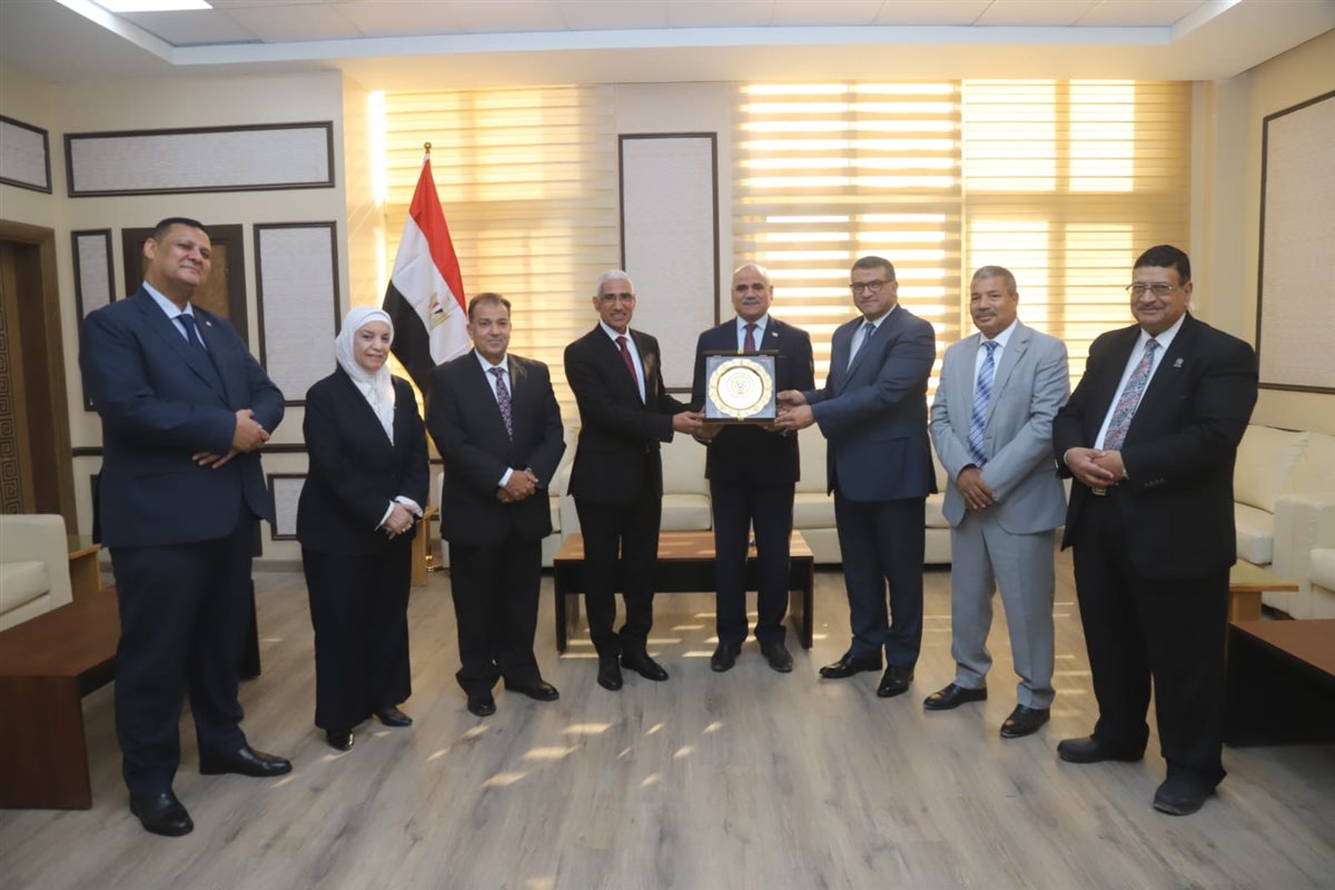 مجلس أمناء جامعة جنوب الوادي الأهلية يناقش تطوير المنظومة التعليمية وتعزيز حوكمة الأداء المالي (صور)