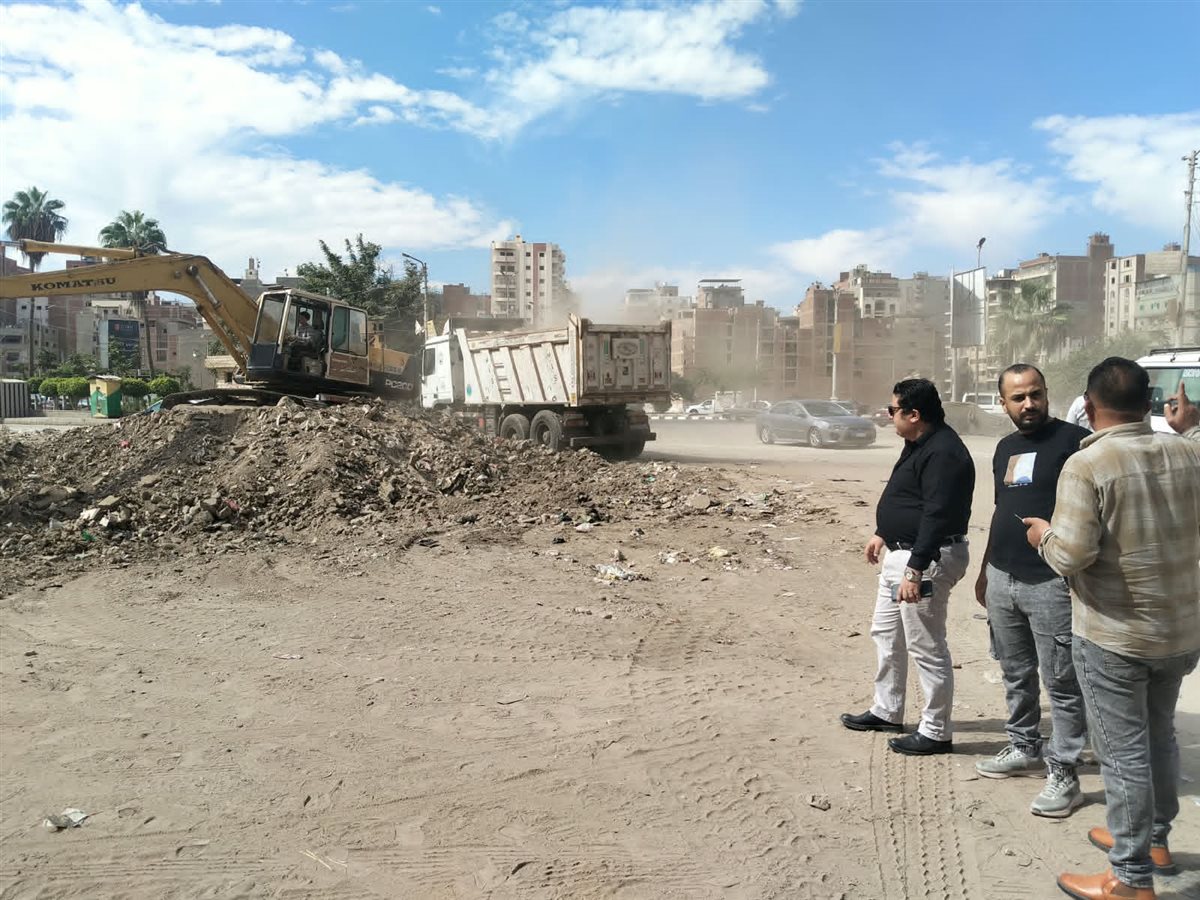 رفع 240 طن مخلفات هدم في شارع الجيش بالمنصورة