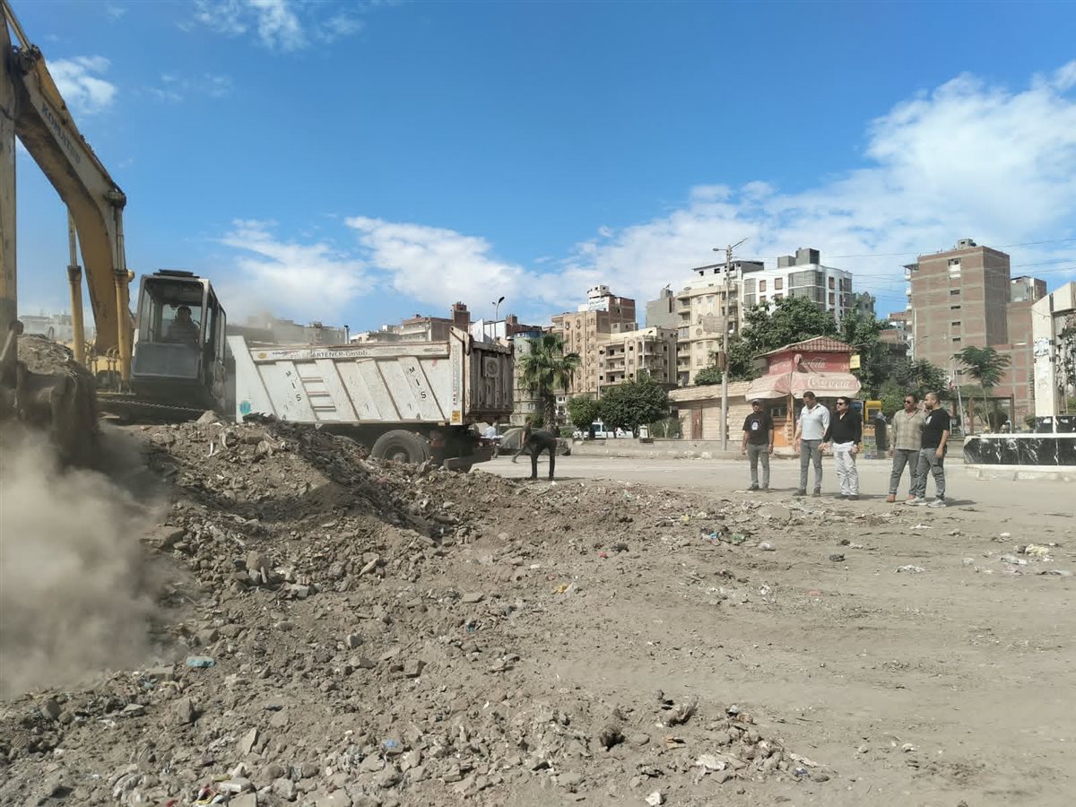 رفع 240 طن مخلفات هدم في شارع الجيش بالمنصورة
