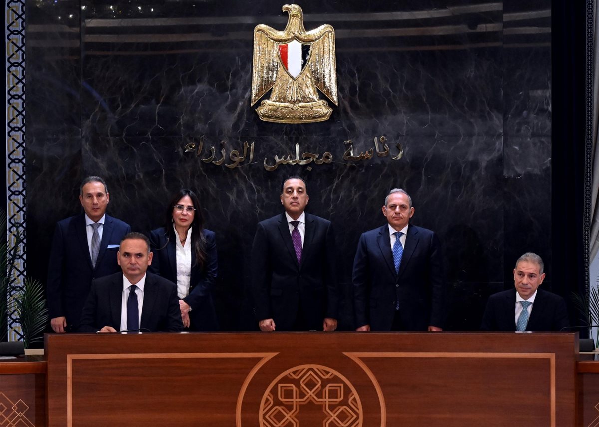 توقيع عقود بين شركة