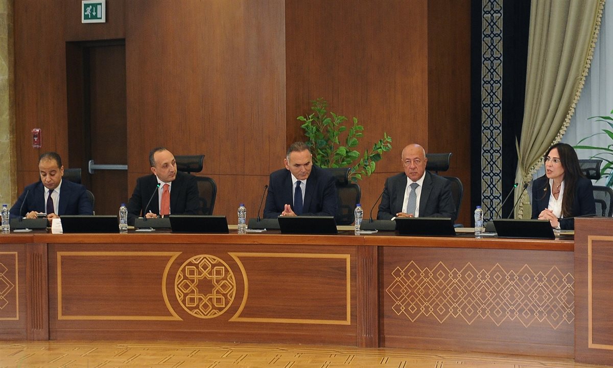 توقيع عقود بين شركة
