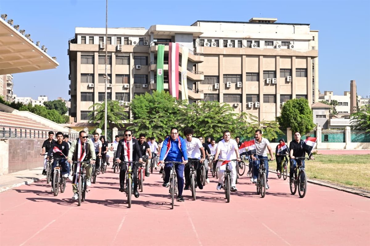 رئيس جامعة القاهرة يشارك بماراثون للدراجات مع طلاب كلية الآداب ضمن احتفالات الجامعة بانتصارات أكتوبر