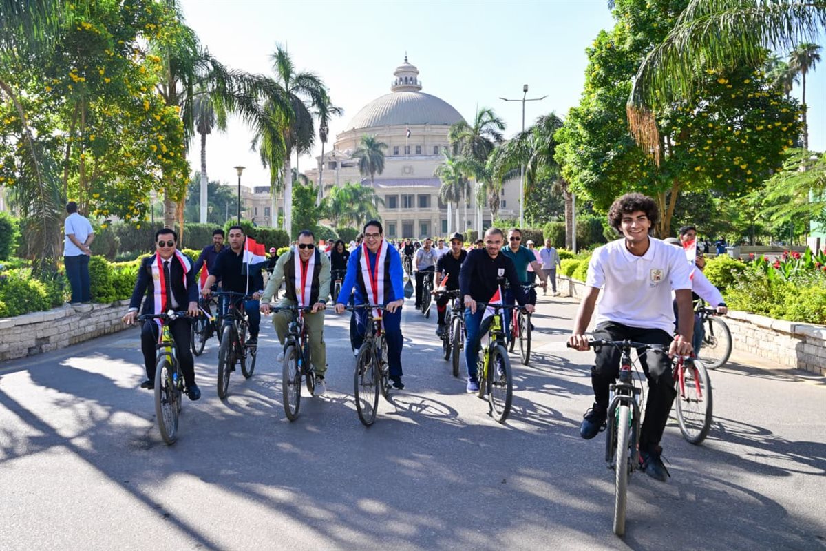 رئيس جامعة القاهرة يشارك بماراثون للدراجات مع طلاب كلية الآداب ضمن احتفالات الجامعة بانتصارات أكتوبر