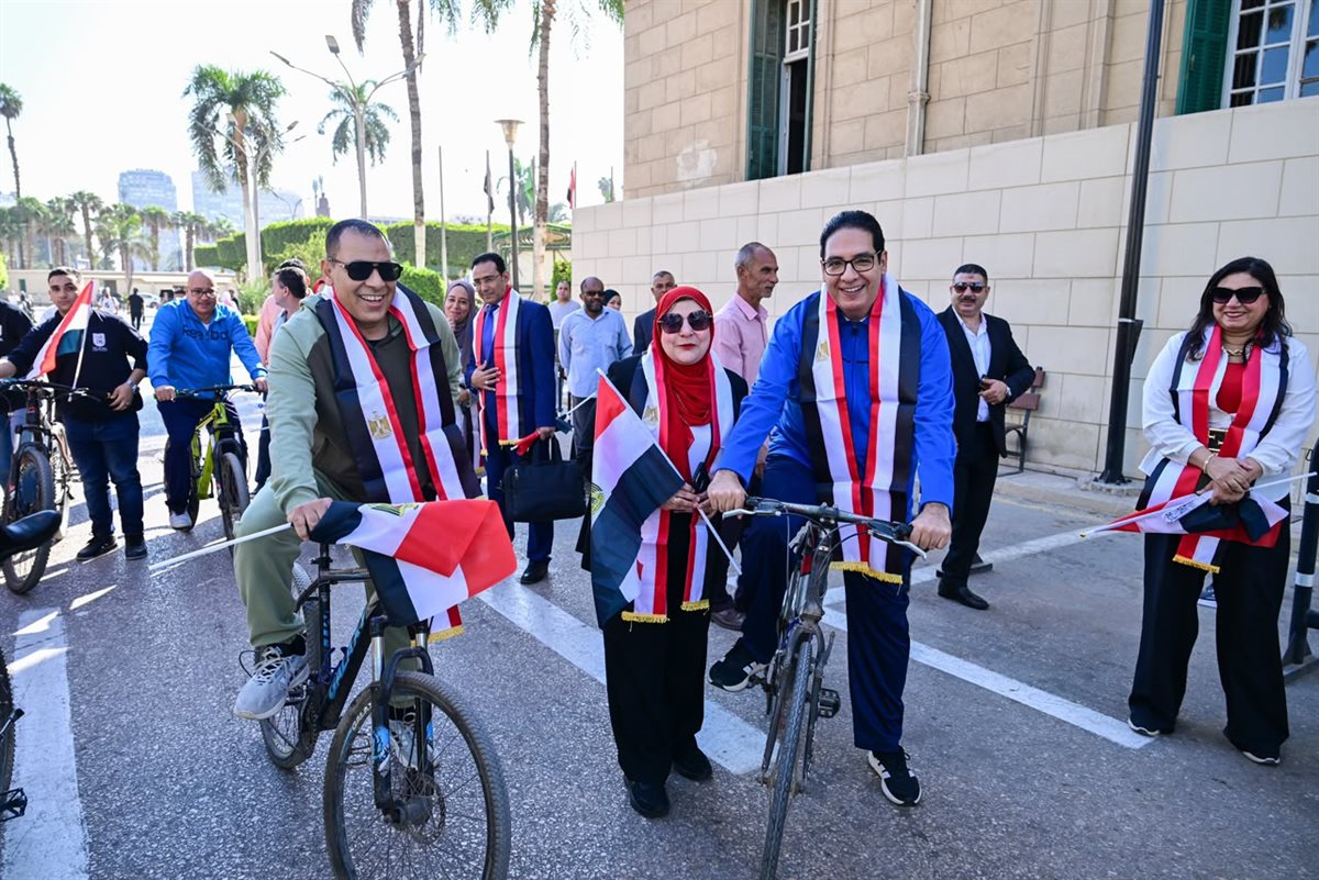 رئيس جامعة القاهرة يشارك بماراثون للدراجات مع طلاب كلية الآداب ضمن احتفالات الجامعة بانتصارات أكتوبر