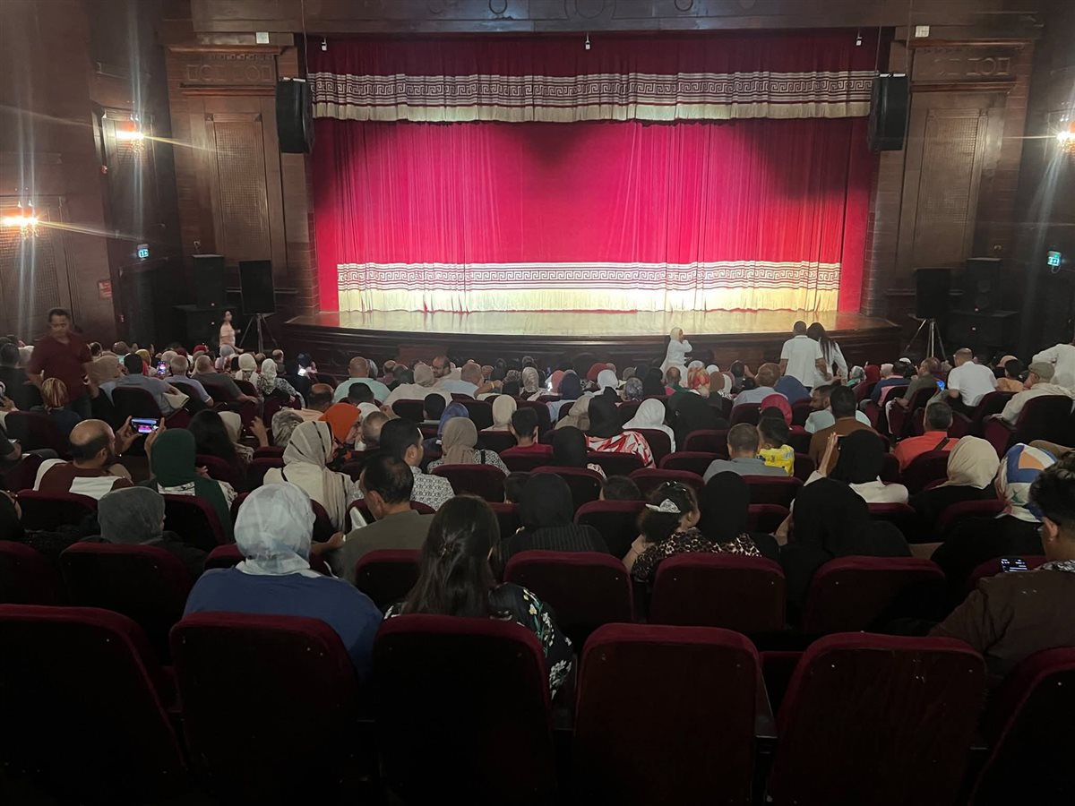 جمهور مسرحية الحالة خطيرة جدا