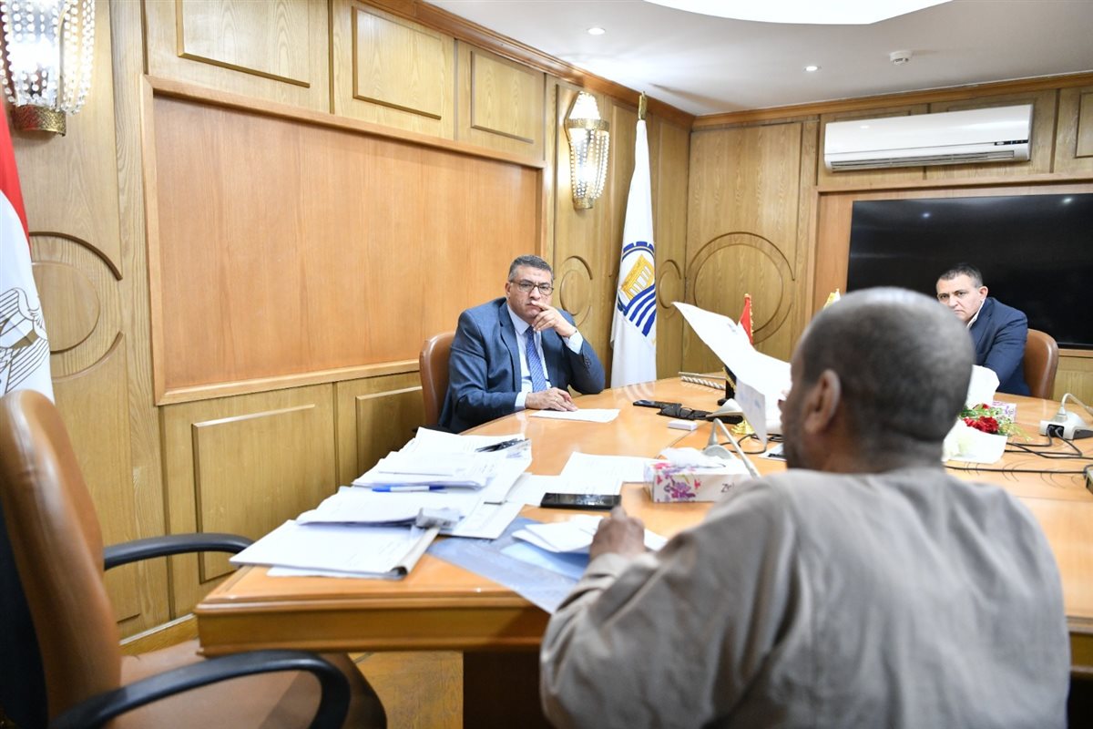 محافظ قنا يبحث 281 طلبًا وشكوى للمواطنين بمختلف القطاعات الخدمية