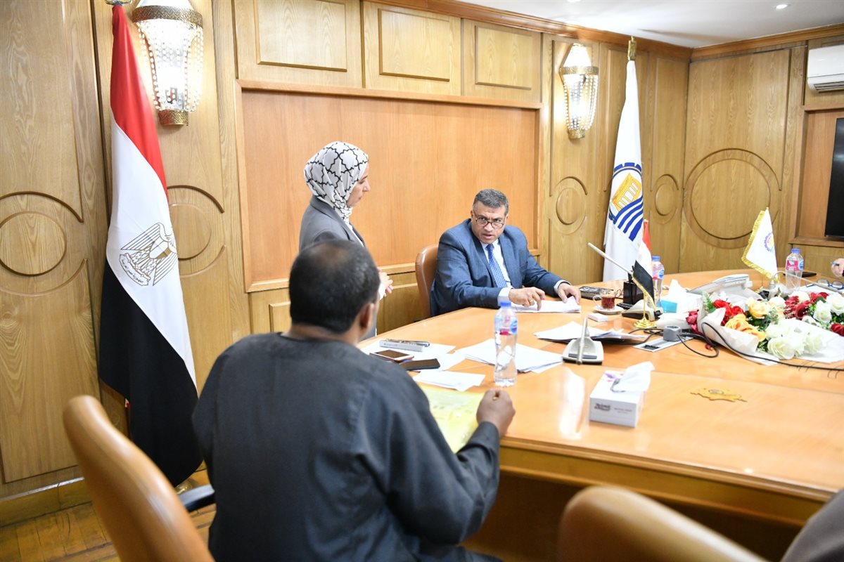 محافظ قنا يبحث 281 طلبًا وشكوى للمواطنين بمختلف القطاعات الخدمية