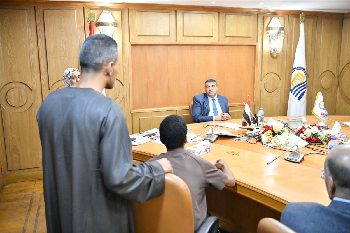 محافظ قنا يبحث 281 طلبًا وشكوى للمواطنين بمختلف القطاعات الخدمية