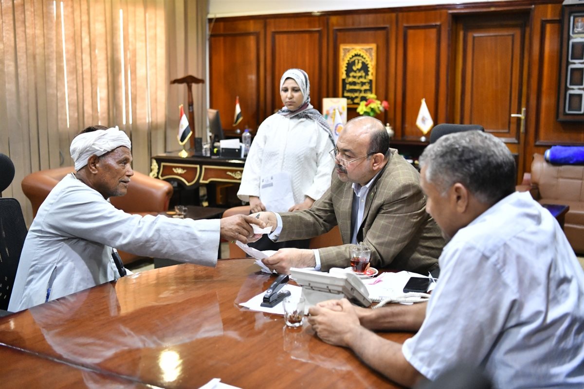 محافظ قنا يبحث 281 طلبًا وشكوى للمواطنين بمختلف القطاعات الخدمية