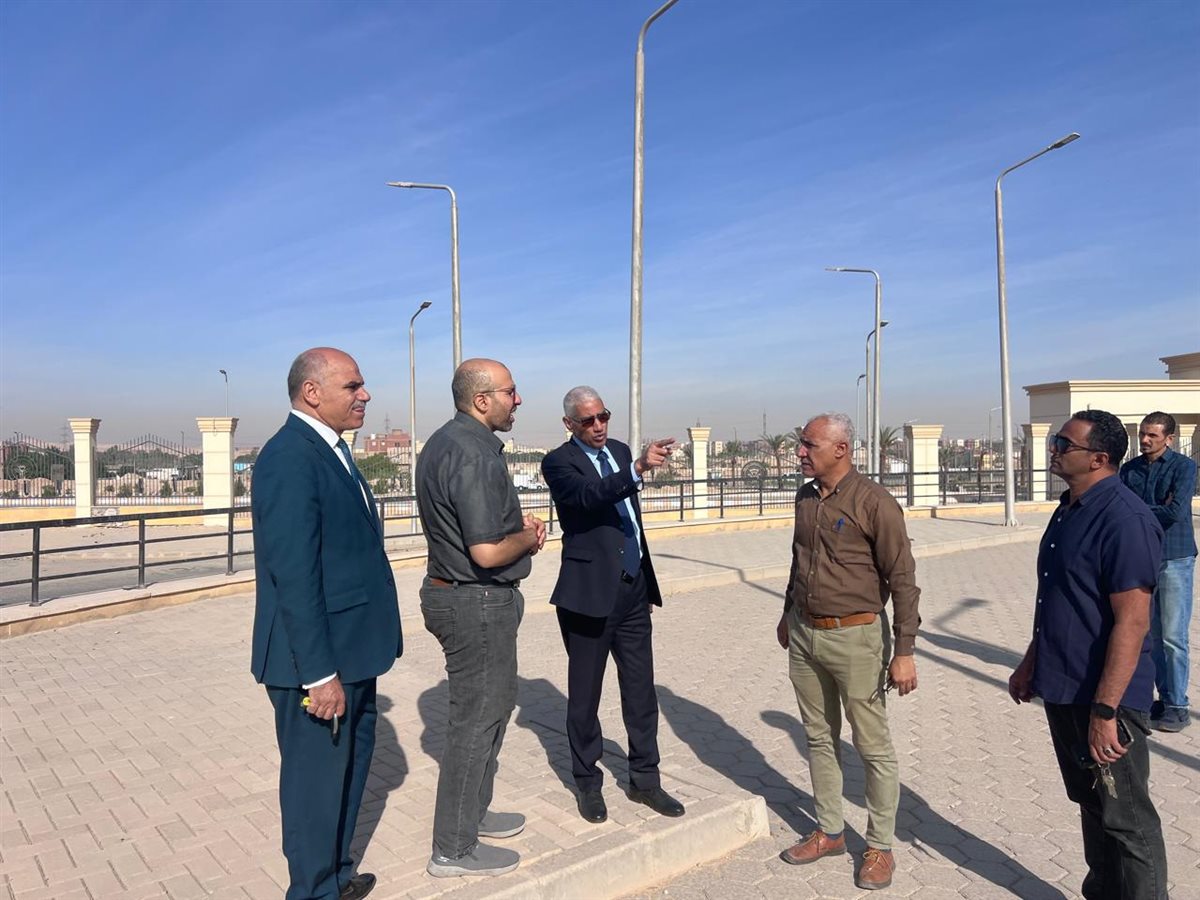 رئيس جامعة جنوب الوادي الأهلية يعاين عدد من المواقع لإنشاء مشروعات خدمية