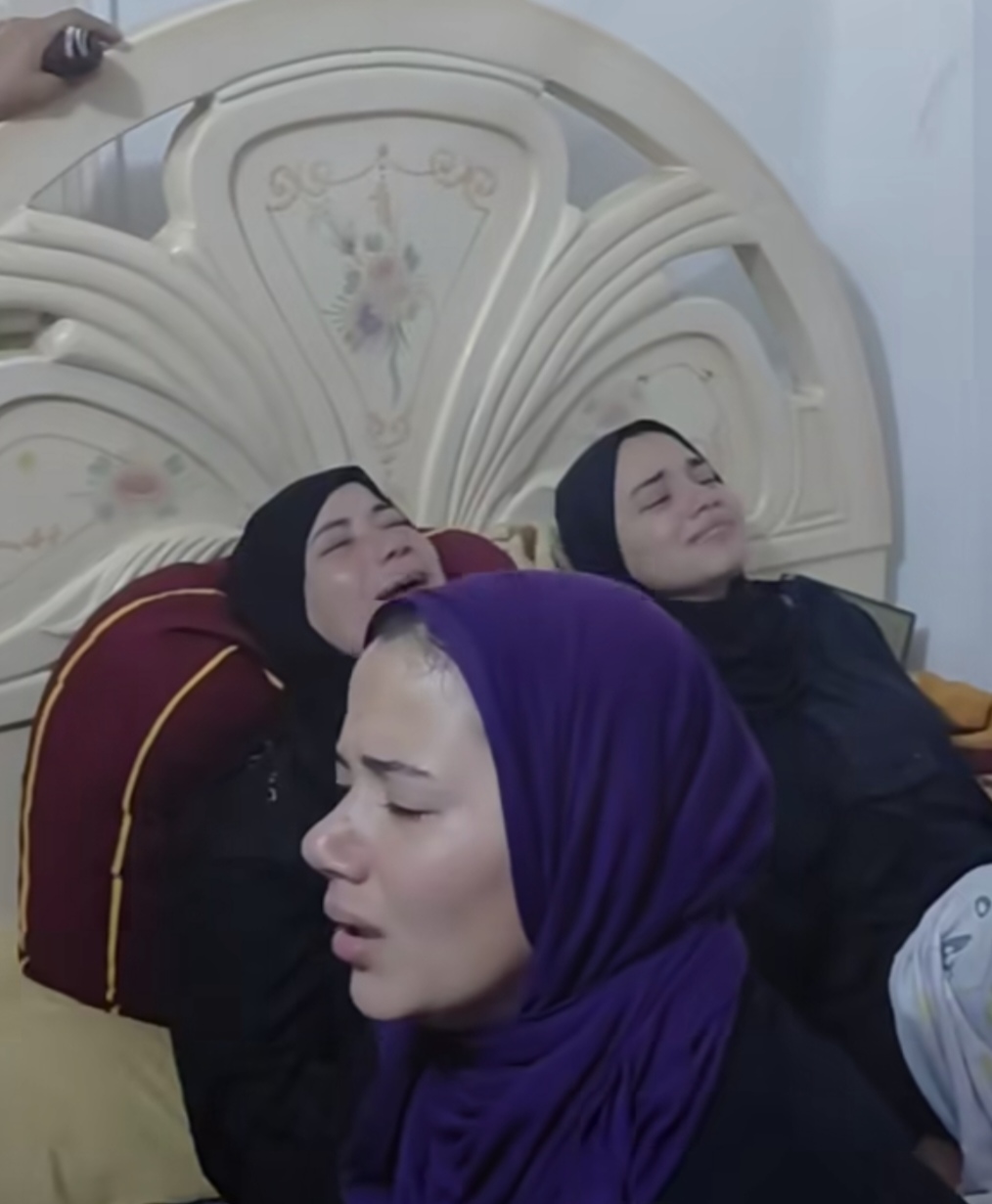 «عايزين نشوف أخونا ونحضنه».. انهيار أسرة محمد لطفي ضحية حادث السودان بالدقهلية