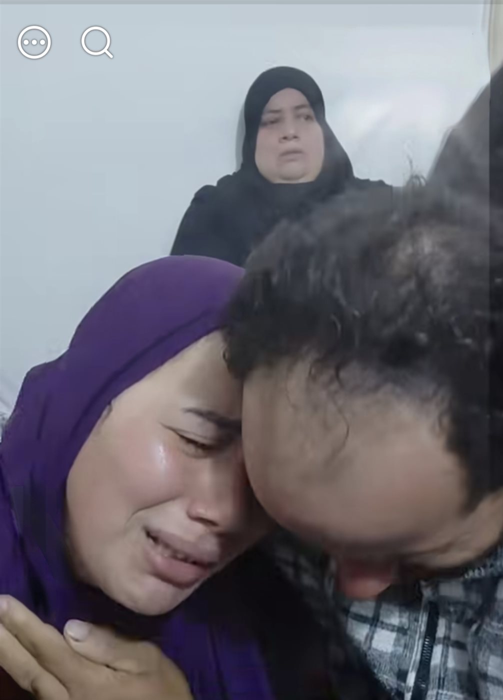 «عايزين نشوف أخونا ونحضنه».. انهيار أسرة محمد لطفي ضحية حادث السودان بالدقهلية