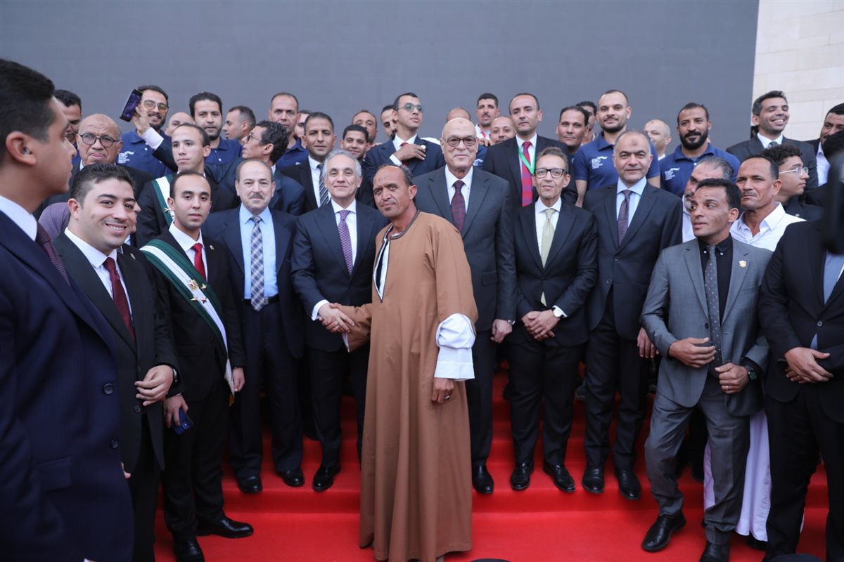 وزير العدل يصافح أهالي أعضاء الهيئات القضائية الجدد ويشاركهم فرحة حلف اليمين
