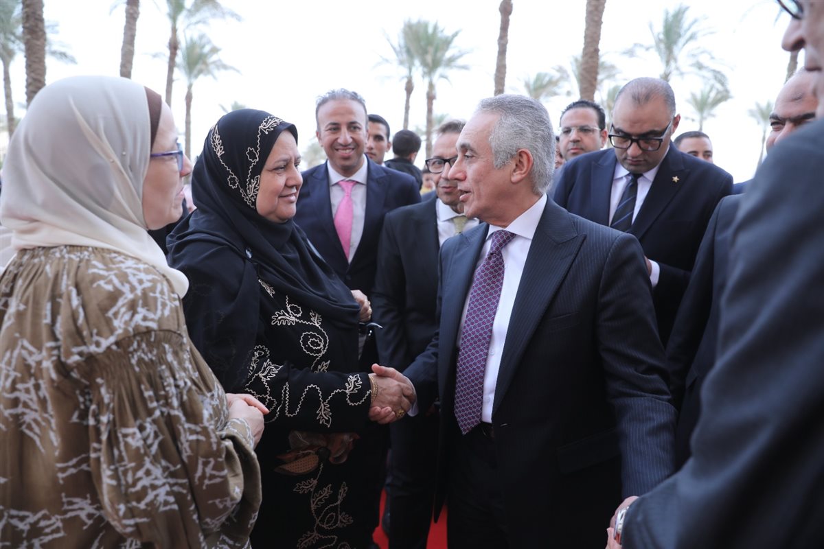 وزير العدل يصافح أهالي أعضاء الهيئات القضائية الجدد ويشاركهم فرحة حلف اليمين