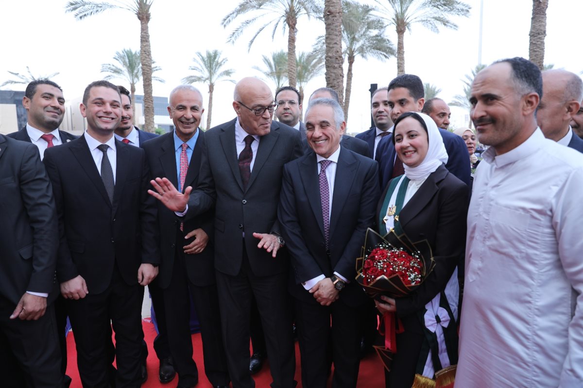 وزير العدل يصافح أهالي أعضاء الهيئات القضائية الجدد ويشاركهم فرحة حلف اليمين