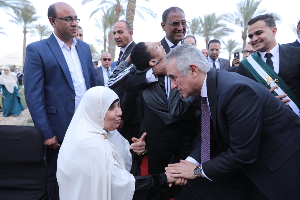 وزير العدل يصافح أهالي أعضاء الهيئات القضائية الجدد ويشاركهم فرحة حلف اليمين