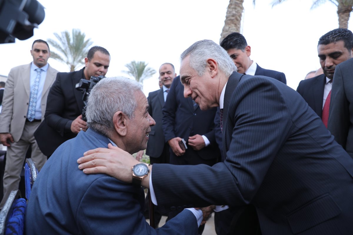 وزير العدل يصافح أهالي أعضاء الهيئات القضائية الجدد ويشاركهم فرحة حلف اليمين