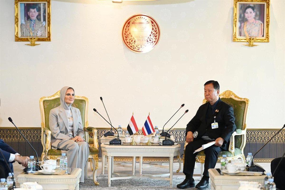 وكيل مالية الشيوخ تبحث مع رئيس لجنة التجارة التايلاندي تعزيز التعاون الثنائي