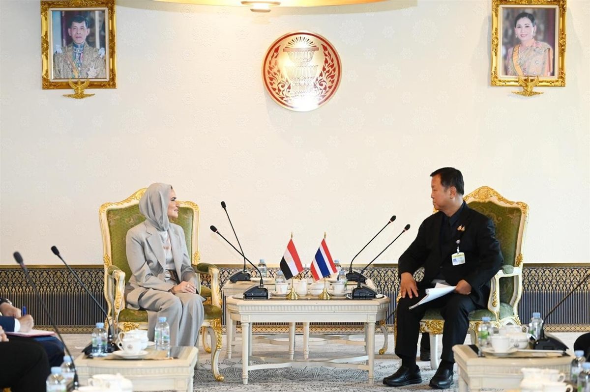 وكيل مالية الشيوخ تبحث مع رئيس لجنة التجارة التايلاندي تعزيز التعاون الثنائي