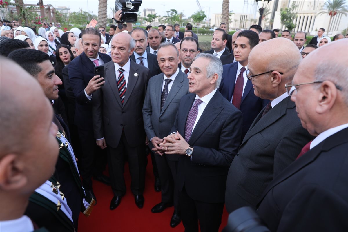 وزير العدل يصافح أهالي أعضاء الهيئات القضائية الجدد ويشاركهم فرحة حلف اليمين