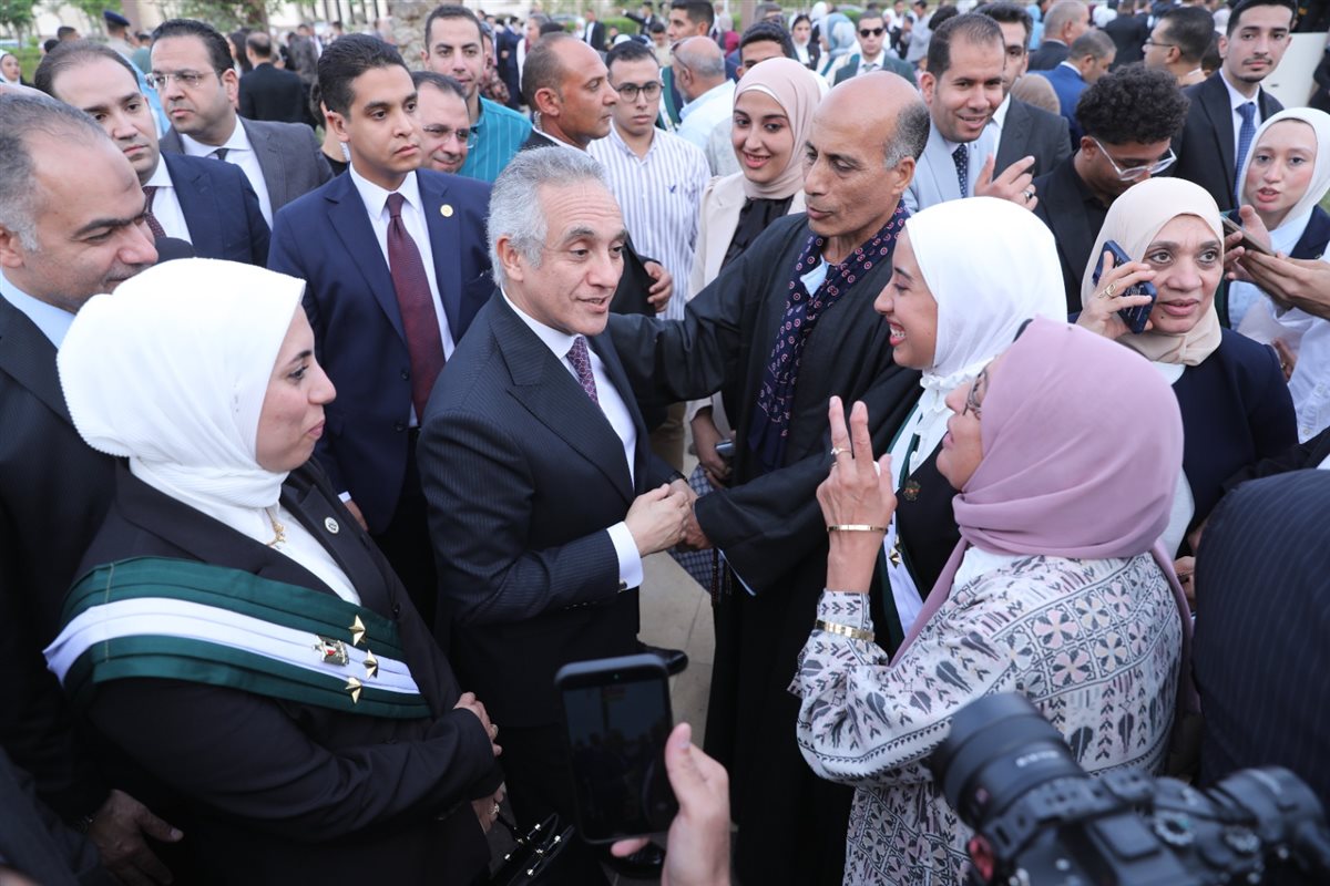 وزير العدل يصافح أهالي أعضاء الهيئات القضائية الجدد ويشاركهم فرحة حلف اليمين