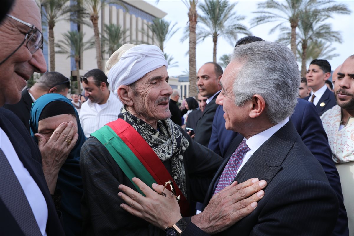 وزير العدل يصافح أهالي أعضاء الهيئات القضائية الجدد ويشاركهم فرحة حلف اليمين