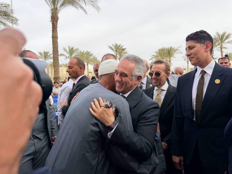 وزير العدل يصافح أهالي أعضاء الهيئات القضائية الجدد ويشاركهم فرحة حلف اليمين