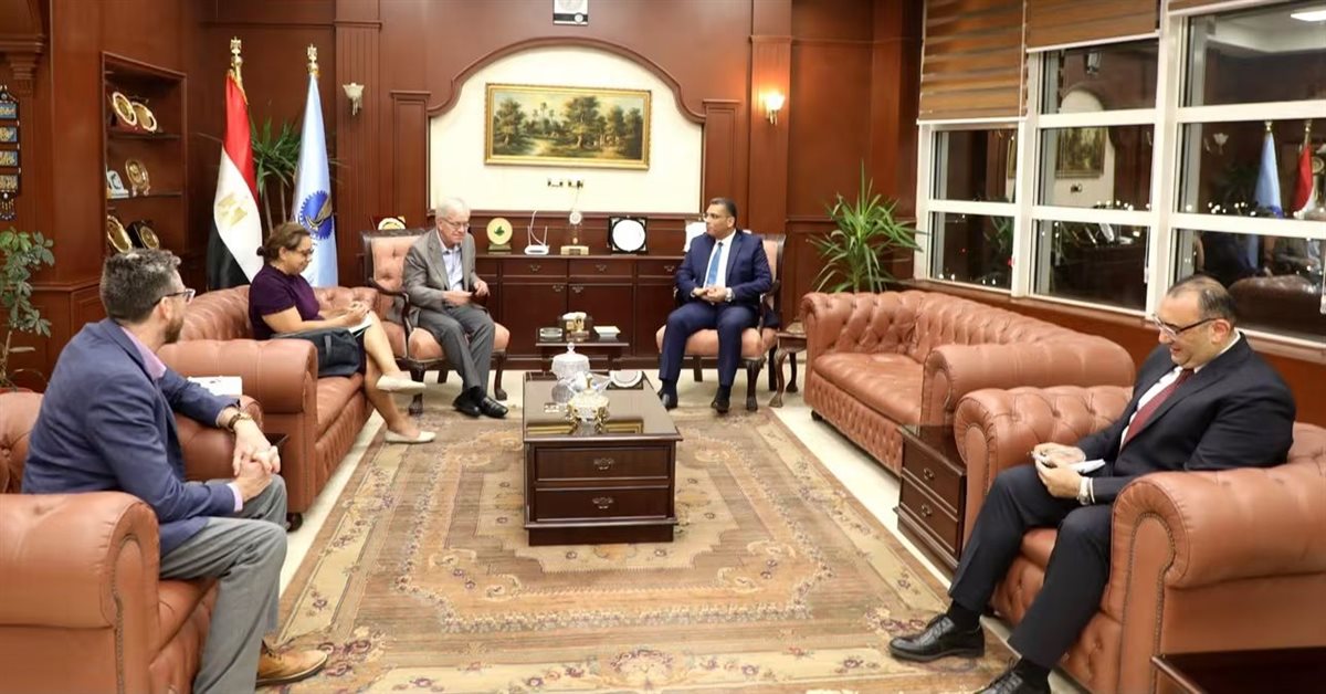 محافظ البحر الأحمر يبحث مع القائم بأعمال السفير الأمريكي فرص الاستثمار السياحي ومشروعات الطاقة