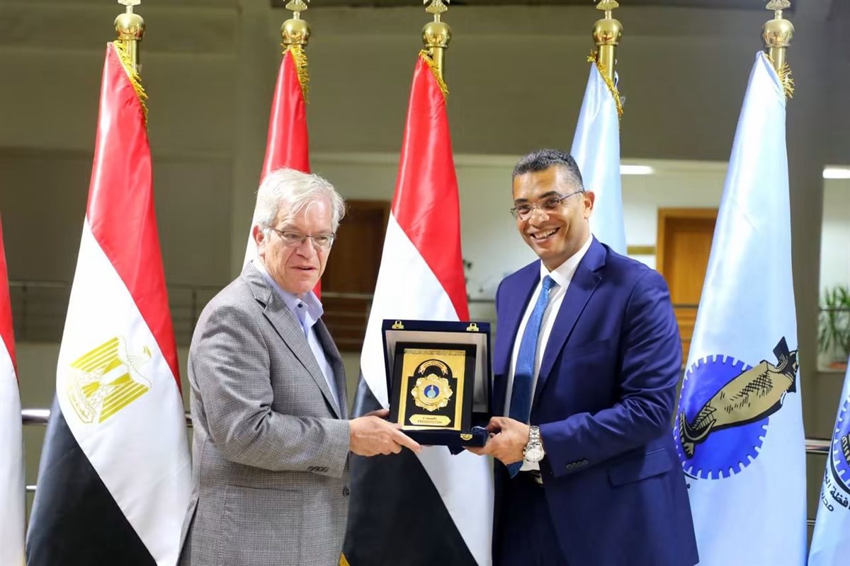 محافظ البحر الأحمر يبحث مع القائم بأعمال السفير الأمريكي فرص الاستثمار السياحي ومشروعات الطاقة
