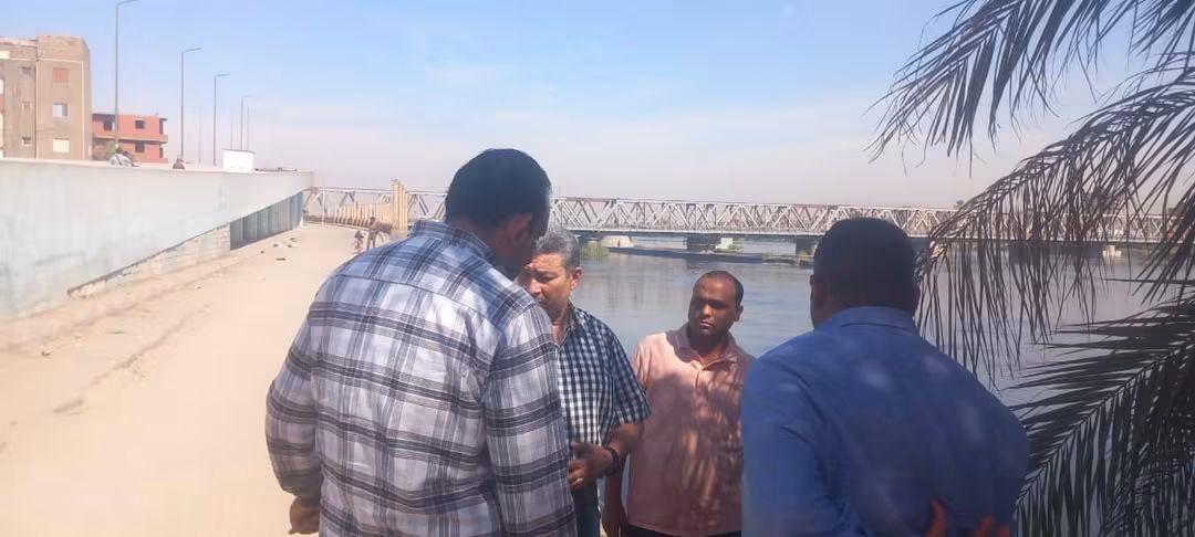 لجنة من التخطيط العمراني تعاين موقع هبوط كورنيش النيل في نجع حمادي (صور)