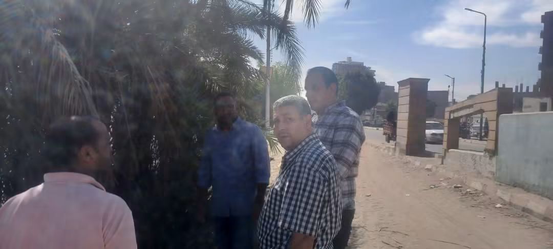 لجنة من التخطيط العمراني تعاين موقع هبوط كورنيش النيل في نجع حمادي (صور)