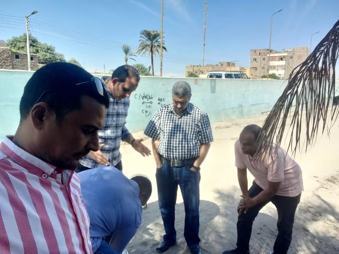 لجنة من التخطيط العمراني تعاين موقع هبوط كورنيش النيل في نجع حمادي (صور)