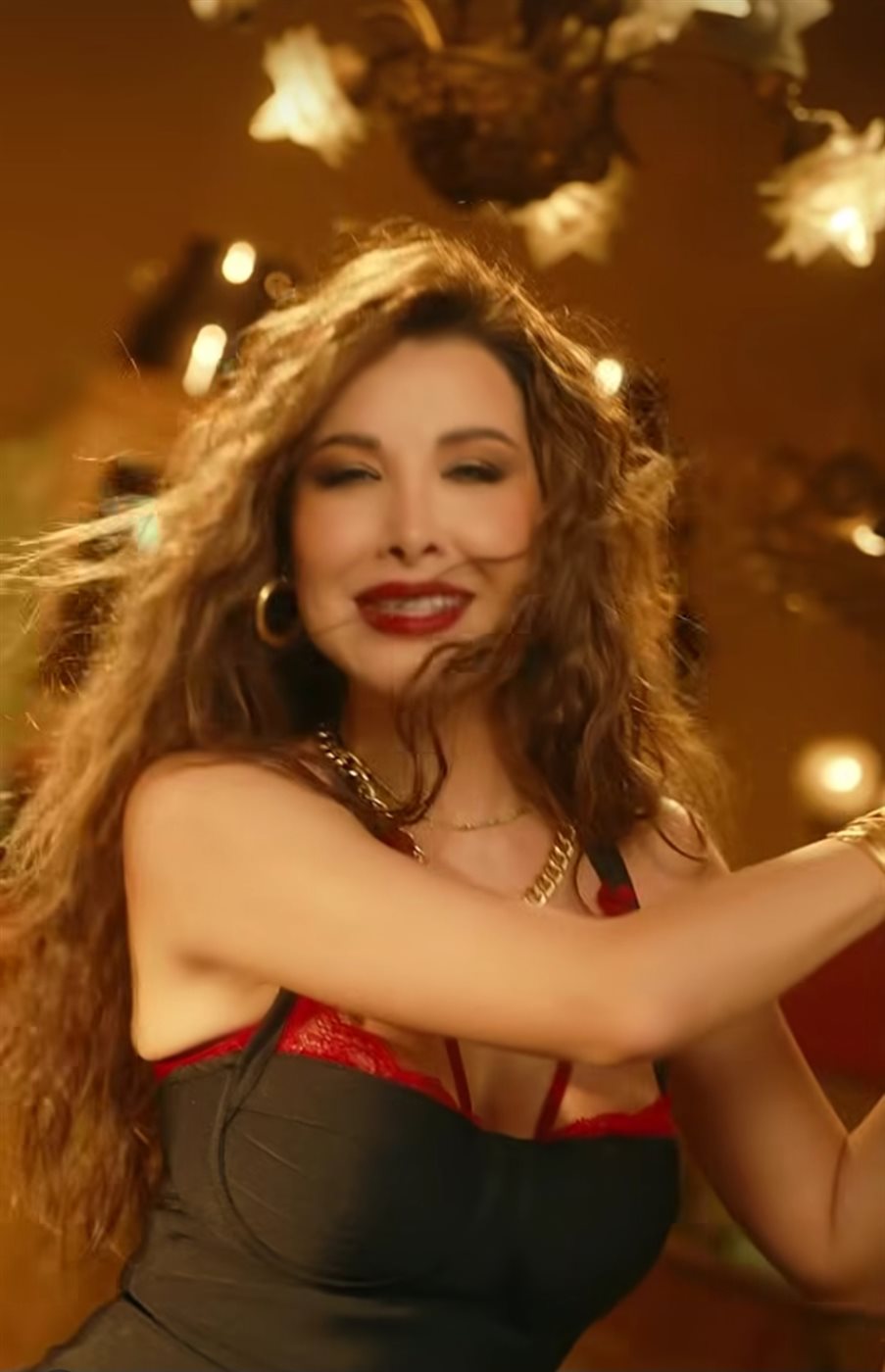 نانسي عجرم بمكياج ثقيل وإطلالة جريئة تعيد ذكريات «أخاصمك آه»