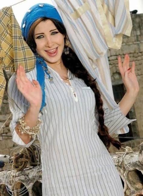 نانسي عجرم بمكياج ثقيل وإطلالة جريئة تعيد ذكريات «أخاصمك آه»