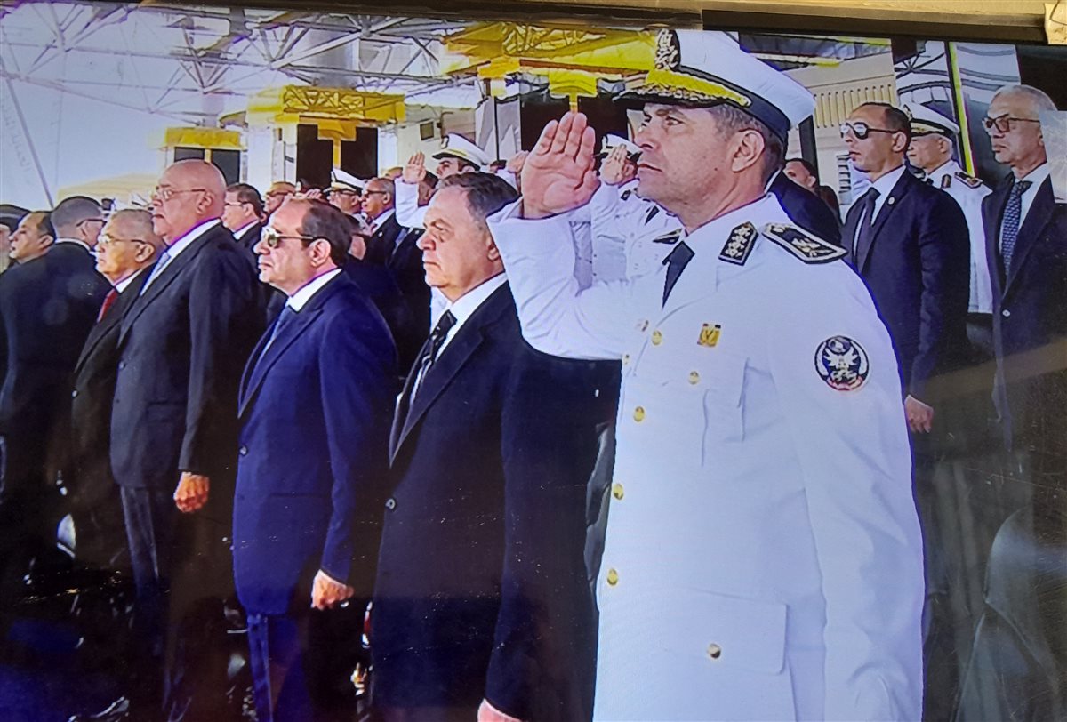  وزير الداخلية يمنح خريجي أكاديمية الشرطة درجات علمية 