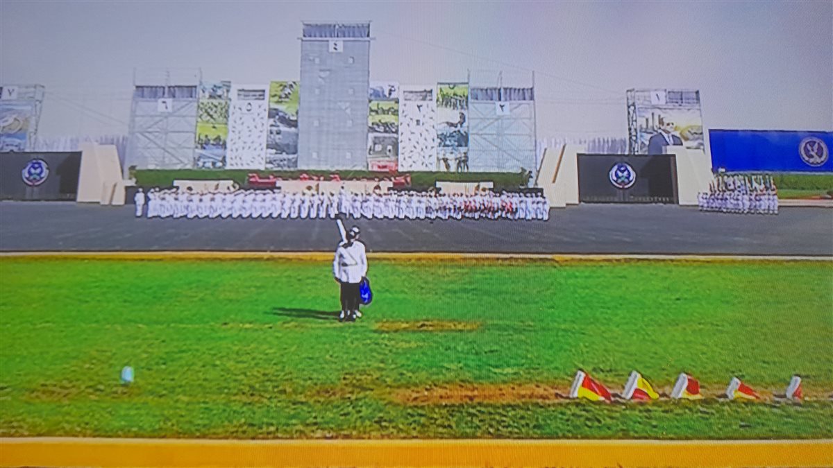  وزير الداخلية يمنح خريجي أكاديمية الشرطة درجات علمية 